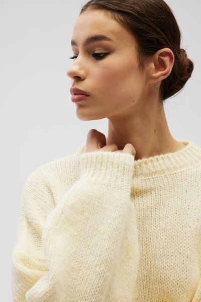 Sweter oversize z bufiastymi rękawami w kolorze BUTTER YELLOW - RIVERO. Żółte swetry Marsala, na lato, bez wzorów, z wełny, bez ramiączek. Za 249.90 zł.