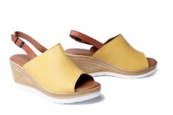 ARTIKER RELAKS 54C0682 żółty, sandały damskie. Żółte sandały Artiker Relaks, bez wzorów, z gumy, bez obcasa, na koturnie, bez zapięcia. Za 209.90 zł.
