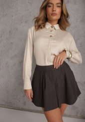 Jasnobeżowa Satynowa Koszula z Metalicznymi Guzikami w Eleganckim Stylu Lagulea. Brązowe koszule Renee, m, bez wzorów, z satyny, eleganckie, bez kołnierzyka, bez ramiączek. Za 109.99 zł.