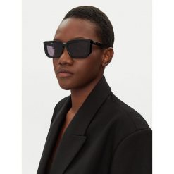 Okulary przeciwsłoneczne Max Mara. Czarne okulary przeciwsłoneczne Max Mara, bez wzorów. Za 719.99 zł.