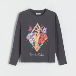Bluzka z nadrukiem FRIDA - Szary. Szare bluzki Reserved, l, bez wzorów, bez kołnierzyka, bez ramiączek. Za 79.99 zł.