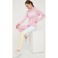 Adidas legginsy damskie z aplikacją. Legginsy adidas, z aplikacjami, z bawełny. W wyprzedaży za 139.99 zł.