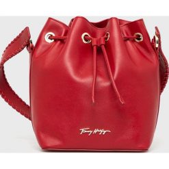 Tommy Hilfiger torebka skórzana kolor czerwony. Czerwone torebki klasyczne Tommy Hilfiger, bez wzorów, na ramię, bez dodatków. Za 1,239.90 zł.