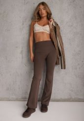 Brązowe Legginsy Flare High Waist Ozdobione z Tyłu Modelującym Marszczeniem Deinoreia. Brązowe legginsy Renee, bez wzorów, z jeansu, casualowe. Za 69.99 zł.