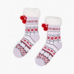 Świąteczne wzorzyste skarpety - Fioletowy. Fioletowe skarpetki Cropp, bez wzorów, z dzianiny. W wyprzedaży za 15.99 zł.