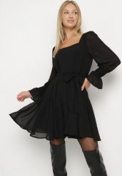 Czarna Sukienka Vices z Siateczkowymi Rękawami i Wiązanym Paskiem Resnala. Czarne sukienki Born2be, na co dzień, l, bez wzorów, z materiału, eleganckie, bez kołnierzyka, bez ramiączek, rozkloszowane. Za 139.99 zł.