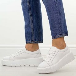 Białe skórzane półbuty damskie na platformie Jezzi 8181. Białe półbuty wsuwane Jezzi, na jesień, bez wzorów, z jeansu, klasyczne, bez obcasa, na platformie. Za 259.00 zł.