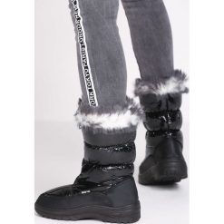 Czarne Śniegowce Look To Be. Śniegowce marki Born2be. Za 34.99 zł.