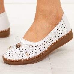 Białe ażurowe skórzane półbuty damskie Filippo Dp7664/26. Białe półbuty wsuwane Filippo, na lato, w ażurowe wzory, z jeansu, casualowe, bez obcasa. Za 219.00 zł.