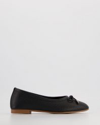 BALERINY Z KOKARDĄ E264 BLACK. Czarne baleriny Venezia, bez wzorów, ze skóry, bez obcasa, bez zapięcia. Za 159.00 zł.
