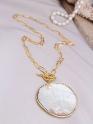 L'Atelier de Gaia Pozłacany naszyjnik z zawieszką - dł. 47 cm rozmiar: onesize. Białe naszyjniki L'Atelier de Gaia, z materiału, z perłą, pozłacane. Za 96.60 zł.