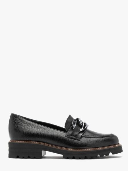 Czarne mokasyny z ozdobnym łańcuchem. Czarne mokasyny Ryłko, bez wzorów, ze skóry, z okrągłym noskiem. W wyprzedaży za 349.99 zł.