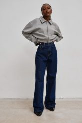 Spodnie jeansowe z szerokimi nogawkami w kolorze NAVY BLUE- MANHATTAN-XS. Niebieskie spodnie materiałowe Marsala, z aplikacjami, z denimu, casualowe. Za 459.90 zł.