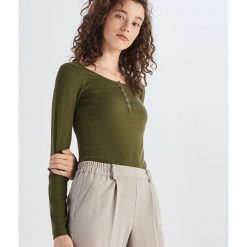 Dopasowana bluzka basic - Khaki. Bluzki marki Sinsay. Za 24.99 zł.