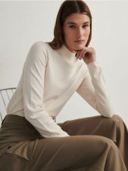 Sweter z wiskozą - kremowy. Białe swetry Reserved, l, bez wzorów, z dzianiny, bez ramiączek. W wyprzedaży za 39.99 zł.