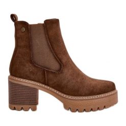 Botki Damskie Ocieplane Na Słupku Eko Zamszowe Brązowe Irissinae. Brązowe botki bez wzorów, z zamszu, eleganckie, bez obcasa, na słupku, bez zapięcia. Za 207.90 zł.