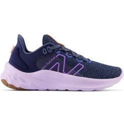 Buty damskie New Balance Fresh Foam Roav v2 WROAVRE2 – granatowe. Brązowe buty do biegania New Balance, bez wzorów, z gumy, bez zapięcia, do biegania. Za 399.99 zł.