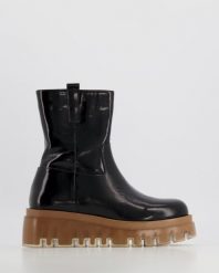 LAKIEROWANE BOTKI 2101094 BLACK. Czarne botki Venezia, bez wzorów, z lakierowanej skóry, bez obcasa, bez zapięcia. Za 259.00 zł.