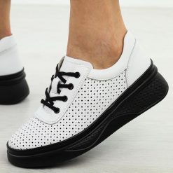 Białe ażurowe skórzane półbuty damskie Vinceza 79506. Białe półbuty wsuwane VINCEZA, na jesień, w ażurowe wzory, z jeansu, eleganckie, bez obcasa, na płaskiej podeszwie. Za 199.00 zł.