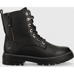 Mustang workery damskie kolor czarny na platformie lekko ocieplone. Czarne botki Mustang, bez wzorów, z gumy, z okrągłym noskiem, bez obcasa, na platformie, bez zapięcia. Za 419.99 zł.