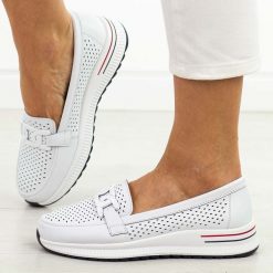 Białe skórzane półbuty damskie Filippo Dp4400/26. Białe półbuty wsuwane Filippo, na jesień, w ażurowe wzory, z jeansu, biznesowe, z okrągłym noskiem, bez obcasa, na płaskiej podeszwie. Za 219.00 zł.