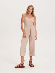 Kombinezon z modalu - beżowy. Brązowe kombinezony Reserved, l, bez wzorów, z tkaniny, klasyczne, bez kołnierzyka, bez ramiączek. W wyprzedaży za 69.99 zł.