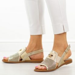 Złote skórzane płaskie sandały damskie Cambell 19396. Żółte sandały Cambell, z aplikacjami, z gumy, eleganckie, bez obcasa, na płaskiej podeszwie, bez zapięcia. Za 219.00 zł.