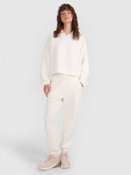 4F Spodnie dresowe joggery z modalem damskie - białe XL. Białe spodnie materiałowe 4f, bez wzorów, z dresówki. W wyprzedaży za 159.99 zł.