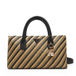 Torebka Guess. Czarne torebki klasyczne Guess, z aplikacjami, klasyczne, bez dodatków. Za 329.99 zł.