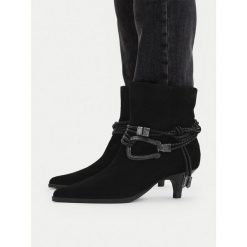 Botki Badura. Czarne botki Badura, bez wzorów, bez obcasa, na słupku, bez zapięcia. Za 499.99 zł.