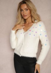 Biały Kardigan z Wełną o Krótkim Kroju na Perełkowe Guziki z Cekinami Terelora. Białe swetry Renee, z aplikacjami, z jeansu, eleganckie, bez ramiączek. W wyprzedaży za 87.99 zł.