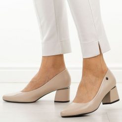 Beżowe czółenka damskie na obcasie Vinceza 62292. Brązowe czółenka VINCEZA, na lato, bez wzorów, ze skóry, eleganckie, bez obcasa, na obcasie, bez zapięcia. Za 179.00 zł.