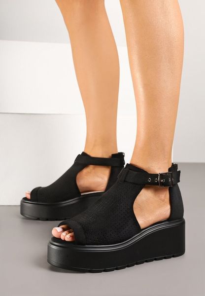 Czarne Sandały na Koturnie ze Skórzaną Wkładką i Wycięciami Sopiaella. Czarne sandały Born2be, bez wzorów, klasyczne, bez obcasa, na koturnie, bez zapięcia. Za 149.99 zł.