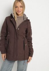 Brązowa Kurtka Parka z Kapturem z Ozdobną Wyściółką Tiolara. Brązowe płaszcze Born2be, s, bez wzorów, z jeansu, sportowe, z kapturem. Za 169.99 zł.