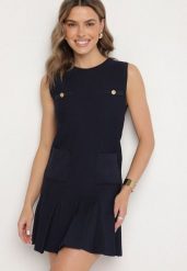 Granatowa Dzianinowa Sukienka z Wiskozą Zdobiona Plisami i Imitacją Kieszeni Ravima. Niebieskie sukienki Born2be, na spotkanie biznesowe, m, z aplikacjami, z dzianiny, eleganckie, bez kołnierzyka, bez ramiączek, mini, kopertowe. Za 119.99 zł.