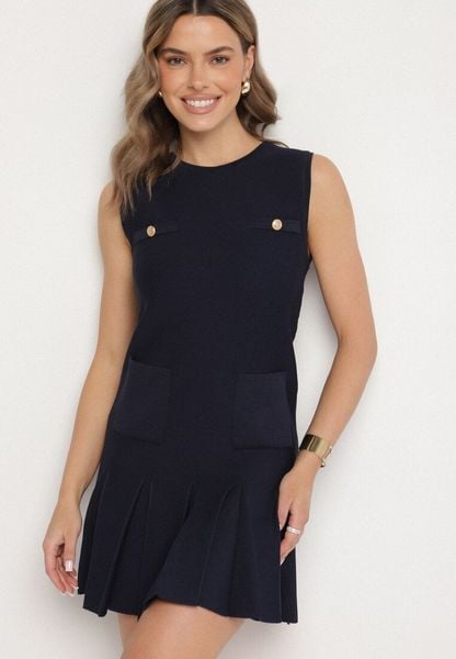 Granatowa Dzianinowa Sukienka z Wiskozą Zdobiona Plisami i Imitacją Kieszeni Ravima. Niebieskie sukienki Born2be, na spotkanie biznesowe, m, z aplikacjami, z dzianiny, eleganckie, bez kołnierzyka, bez ramiączek, mini, kopertowe. Za 119.99 zł.