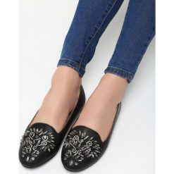 Czarne Lordsy Lucky Me. Baleriny marki Born2be. Za 59.99 zł.