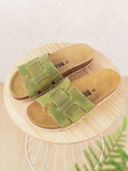 Billowy Skórzane klapki w kolorze zielonym rozmiar: 40. Zielone klapki Billowy, bez wzorów, klasyczne, z otwartym noskiem, bez obcasa, bez zapięcia. Za 130.99 zł.