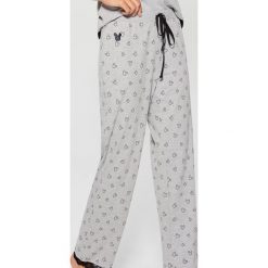 Spodnie piżamowe z nadrukiem Mickey Mouse Special Collection - Szary. Piżamy marki KALENJI. W wyprzedaży za 29.99 zł.