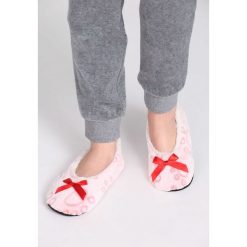 Różowe Kapcie Tenderfoot. Kapcie marki Cropp. Za 19.99 zł.