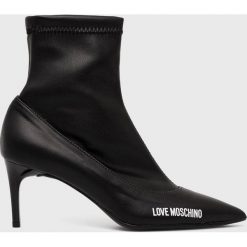 Love Moschino botki damskie kolor czarny na szpilce. Czarne botki Love Moschino, bez wzorów, bez obcasa, na obcasie, bez zapięcia. Za 969.99 zł.