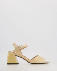 BEŻOWE SANDAŁY DAMSKIE 0018206R-2458 BE. Brązowe sandały Venezia, bez wzorów, ze skóry, bez obcasa, bez zapięcia. Za 259.00 zł.