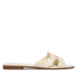 Klapki Guess. Białe klapki Guess, z aplikacjami, bez obcasa, bez zapięcia. Za 499.99 zł.