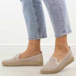 Beżowe ażurowe skórzane Polskie półbuty damskie Deoni D056. Brązowe półbuty wsuwane Deoni, na jesień, w ażurowe wzory, z jeansu, casualowe, z okrągłym noskiem, bez obcasa, na płaskiej podeszwie. Za 429.00 zł.