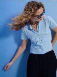 Bawełniana koszula z krótkim rękawem - błękitny. Niebieskie koszule Sinsay, l, bez wzorów, z bawełny, bez kołnierzyka, bez ramiączek. Za 25.99 zł.