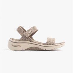 Sandały damskie SKECHERS Go Walk Arch Fit 2.0. Brązowe sandały Skechers, bez wzorów, bez obcasa, bez zapięcia. Za 229.99 zł.