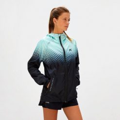 Damska lekka kurtka przeciwwiatrowa do biegania i trailu PERFORMANCE WINDBREAKER. Zielone kurtki do biegania BODYCROSS, m, bez wzorów, z materiału, z kapturem, do biegania. Za 739.99 zł.