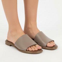 Klapki damskie Armodo, cholewka skóra naturalna fason wsuwany szeroki pasek odkryte palce płaska podeszwa, szare, 40475. Szare klapki Armodo, bez wzorów, ze skóry, bez obcasa, na płaskiej podeszwie, bez zapięcia. Za 269.00 zł.