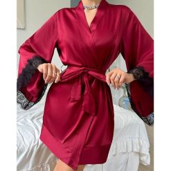 Szlafrok z szerokimi rękawami z miękkiego materiału na relaks w domu Nicolina. Białe szlafroki damskie Intica, m, bez wzorów, bez ramiączek. Za 129.00 zł.