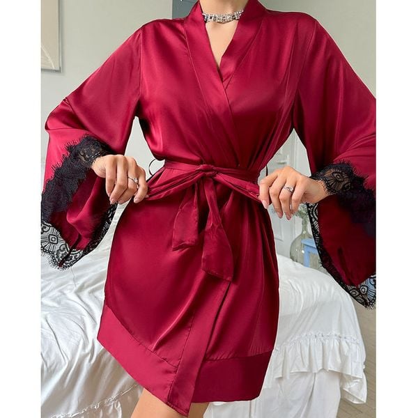 Szlafrok z szerokimi rękawami z miękkiego materiału na relaks w domu Nicolina. Białe szlafroki damskie Intica, m, bez wzorów, bez ramiączek. Za 129.00 zł.